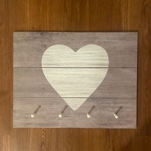 Farmhouse‎ Style Heart Wall Decor With 4 Pegs